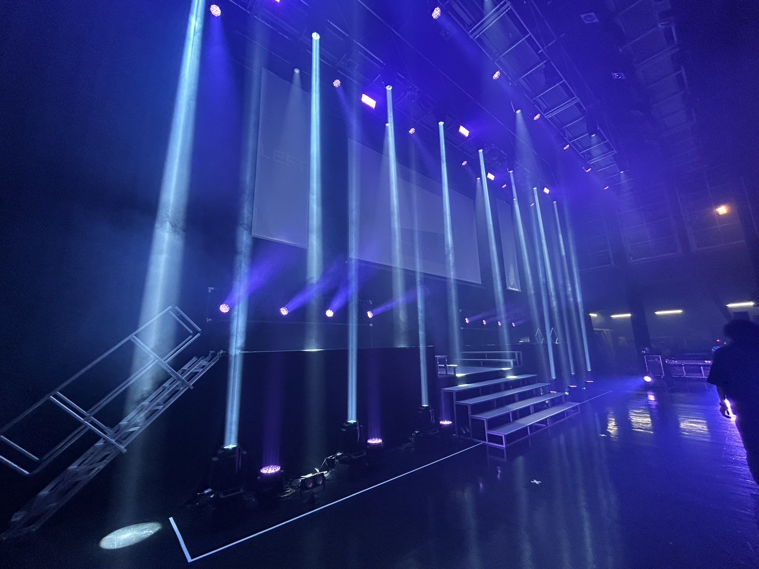 大阪　LIVE制作　(全体制作 音響 照明 映像オペ 舞台)